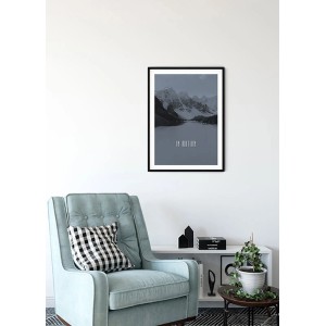 Komar Wandbild Word Lake Steel, 30x40 cm, mit Bergsee-Motiv im schwarzen Rahmen.