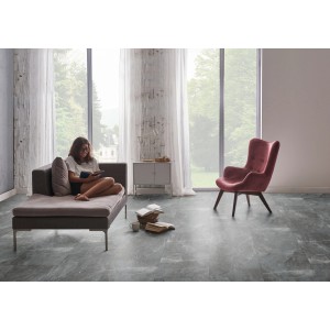 Wohnraum mit Check One Click-Vinylboden Windeck Marmor in XL Fliesenoptik.