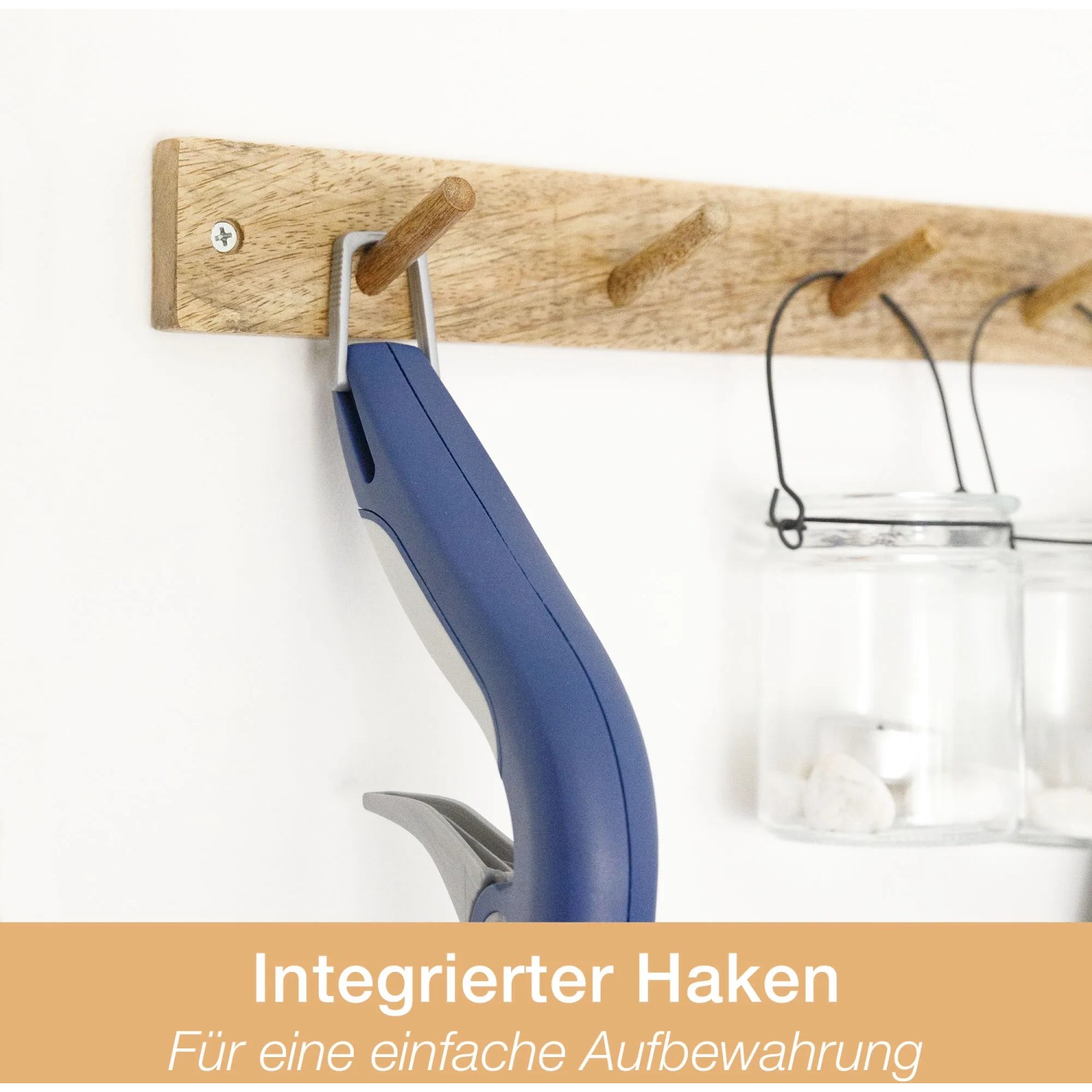 Bona Spray Mop für geölte Böden mit Haken zur Aufbewahrung an einer Garderobe.