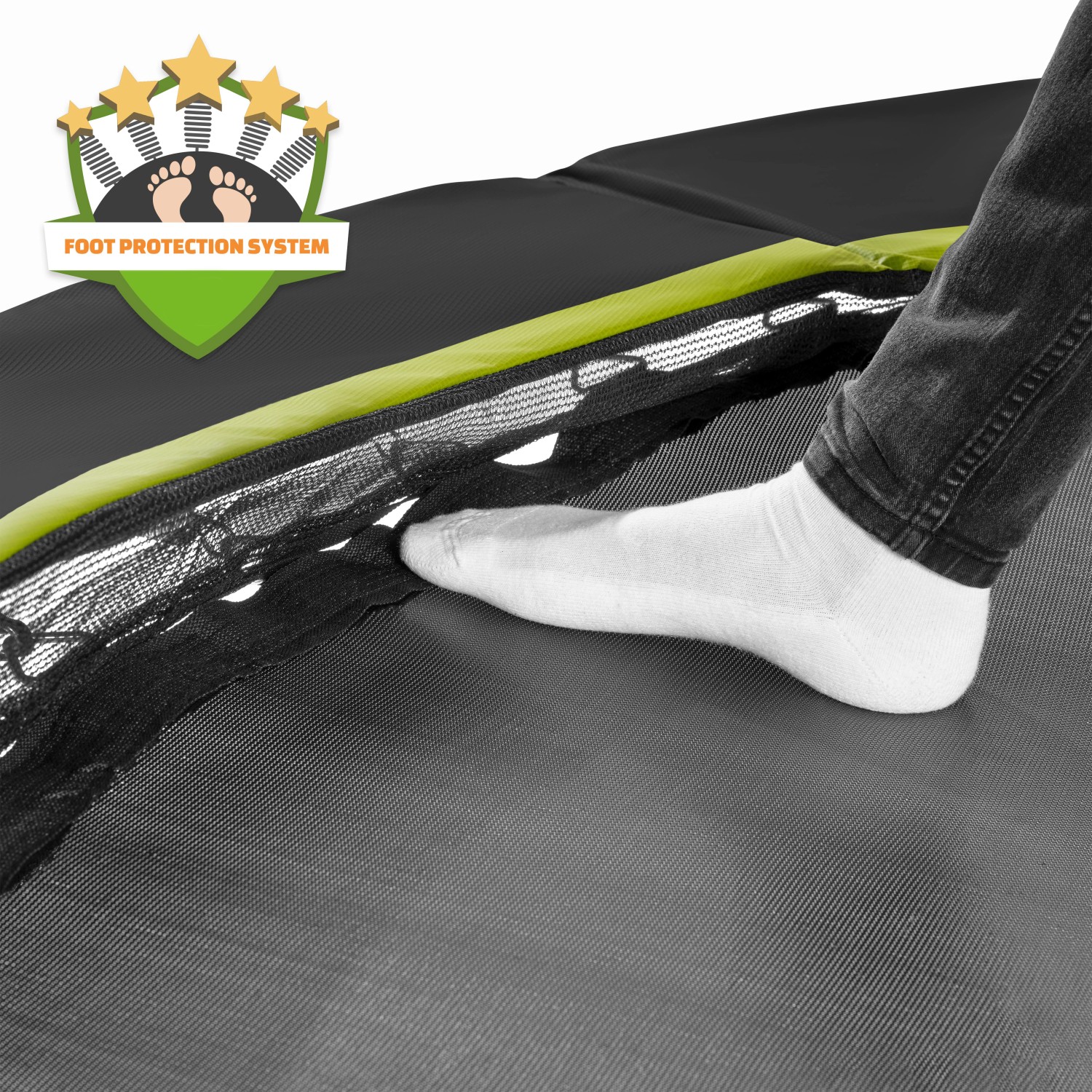 Detailaufnahme: Fuß auf schwarzem Exit Toys Bodentrampolin Silhouette Sports mit Fußschutzsystem.