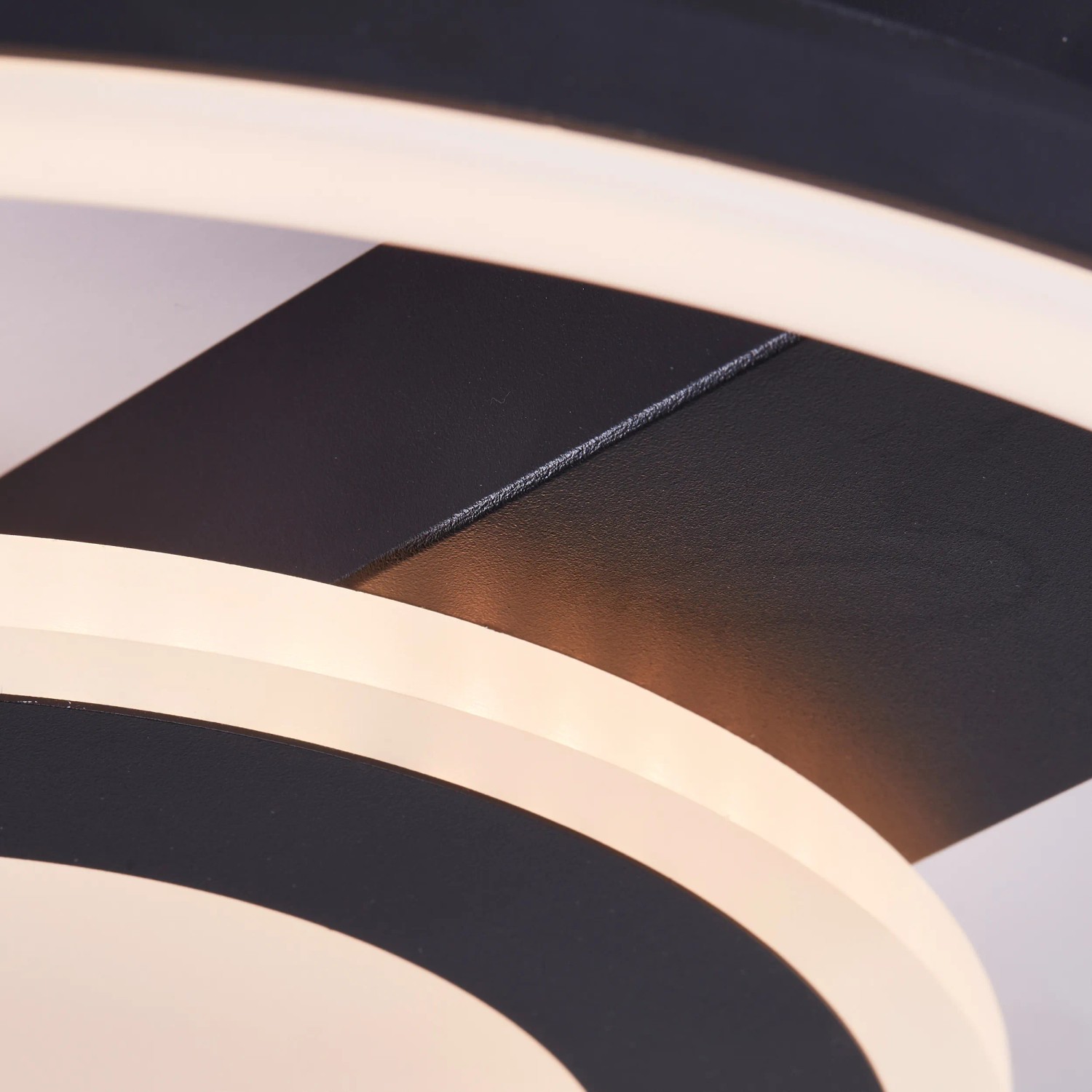 Moderne, schwarze LED-Deckenleuchte Maureen, 37x37 cm, mit geschwungenem Design.