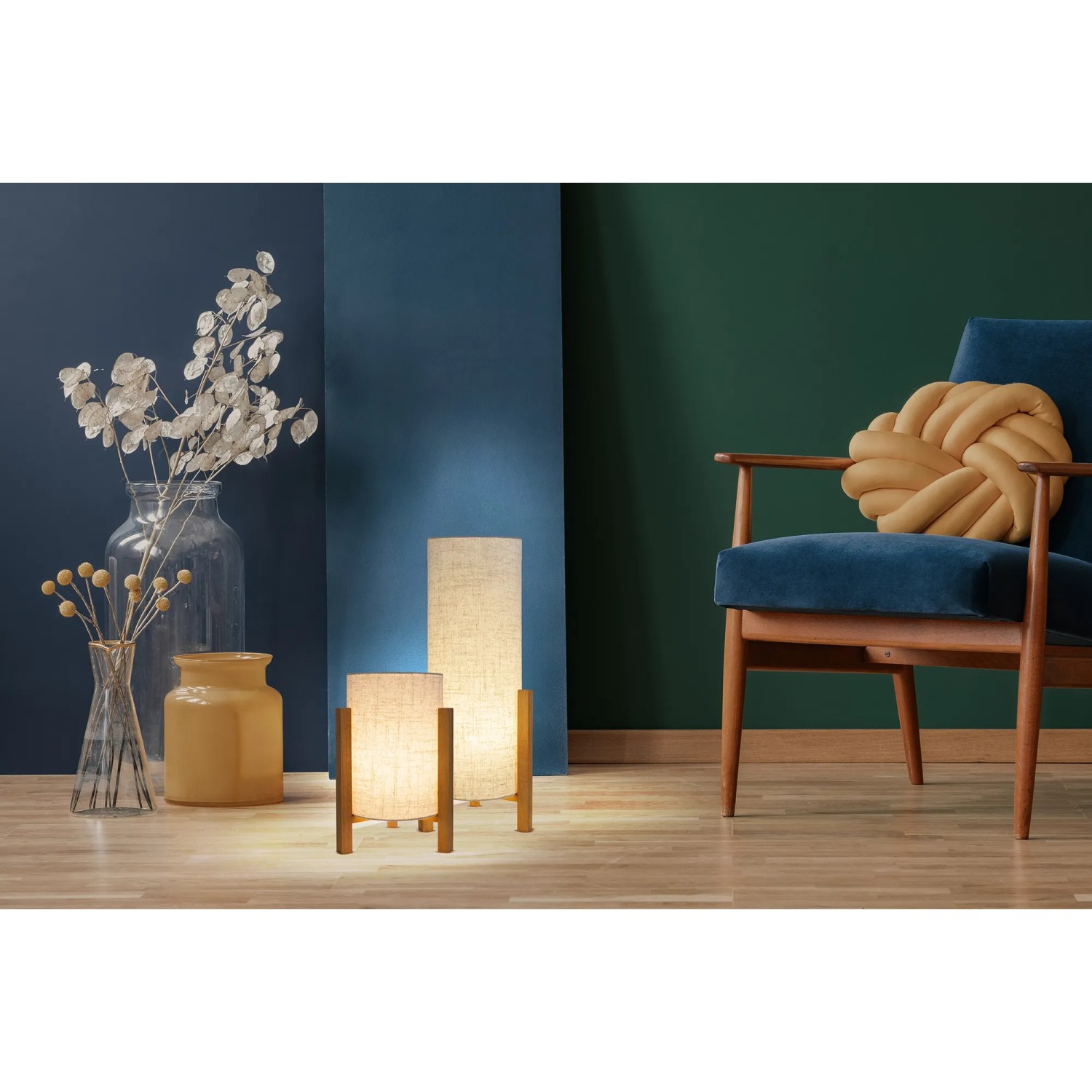 Näve Matilda Leinen-Tischleuchten, 2 Größen, Naturholz-Gestell, Stoffschirm, Design-Tischlampen.