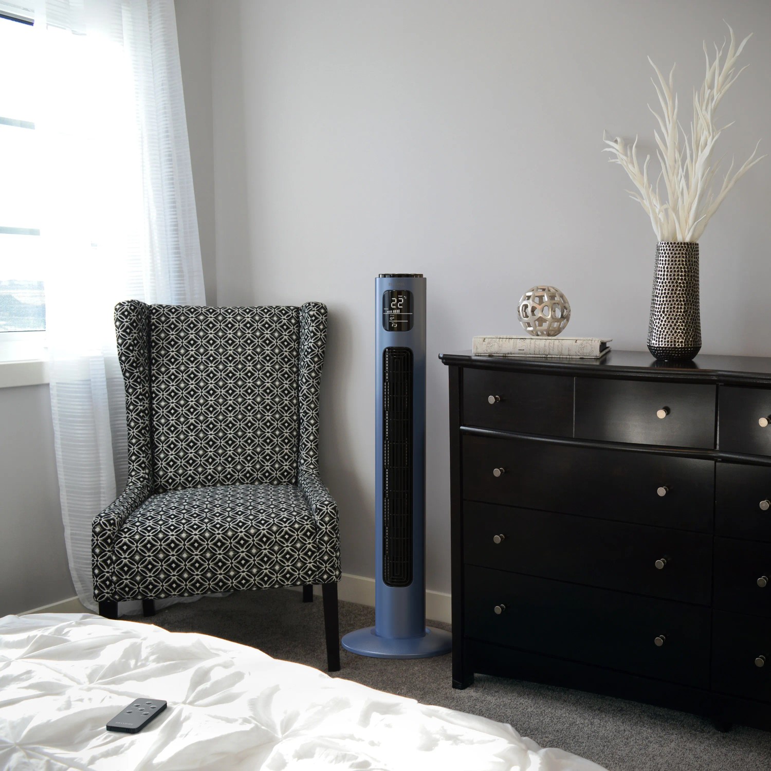 Brandson Turmventilator, 96cm, blau, mit Fernbedienung im Schlafzimmer.