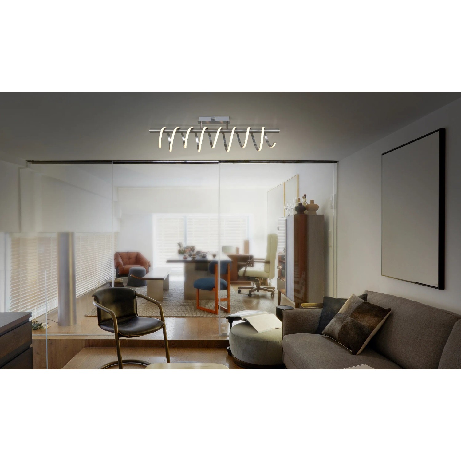 Moderne, weiße LED-Deckenleuchte Belleza von Näve, ca. 100 cm, in Wohnraum mit Sofa und Sessel.