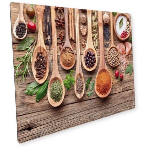 Myspotti Mini-Spritzschutzplatte Aromatico mit bunten Gewürzen in Holzlöffeln auf Holz.