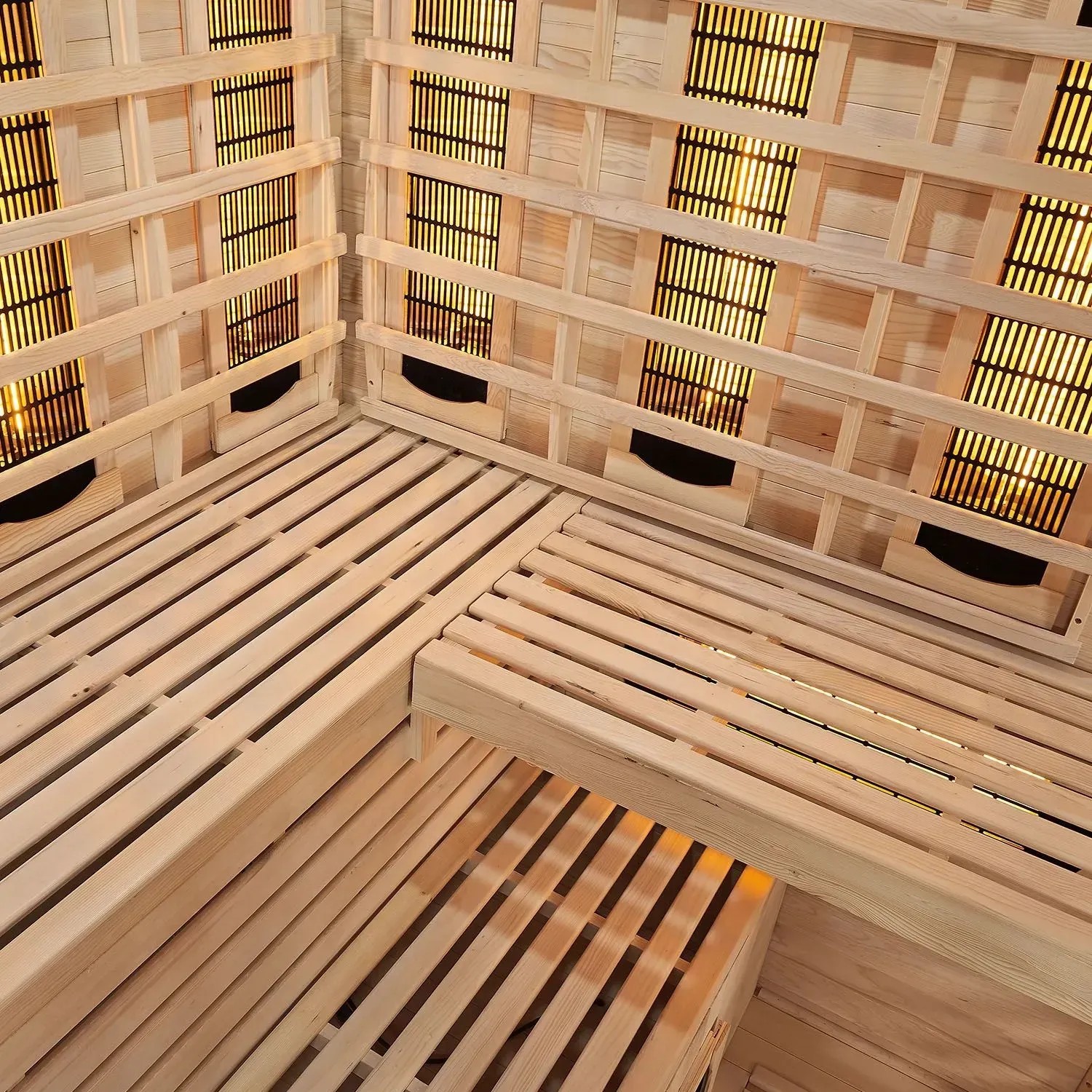 Innenansicht Artsauna Infrarotkabine Kiruna150 aus Hemlockholz mit Sitzbank und Infrarotstrahler.
