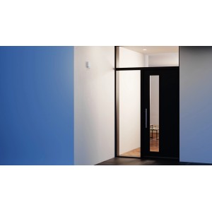 Weißer Steinel Bewegungsmelder IS 180 Digi an Hauswand montiert.