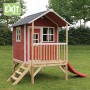 Rotes EXIT Loft 300 Holzspielhaus mit Rutsche und Treppe im Garten.