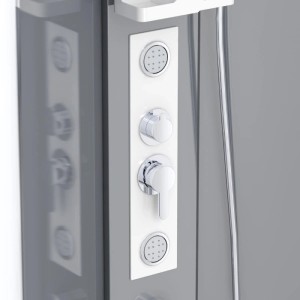 Detailansicht Duschsystem: Weißes Bedienfeld mit Chrom-Armaturen, Körperdüsen und grauer Rückwand der Komplettdusche.