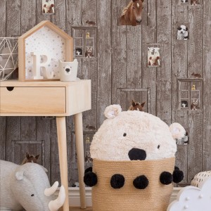 Kinderzimmer Tapete mit Bauernhof-Motiven in Holzoptik. Rustikale Vliestapete mit Tieren.