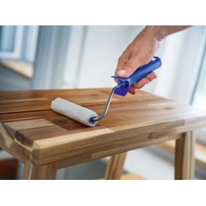 Hand lasiert Holz mit LUX Lasurroller 10 cm Mikrofaser Weiß. Farbroller mit blauem Griff.