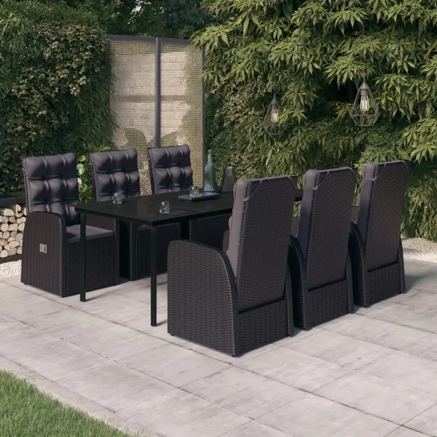 Schwarze 7-tlg. Garten-Essgruppe mit Rattanstühlen, Tisch mit Glasplatte und Kissen.