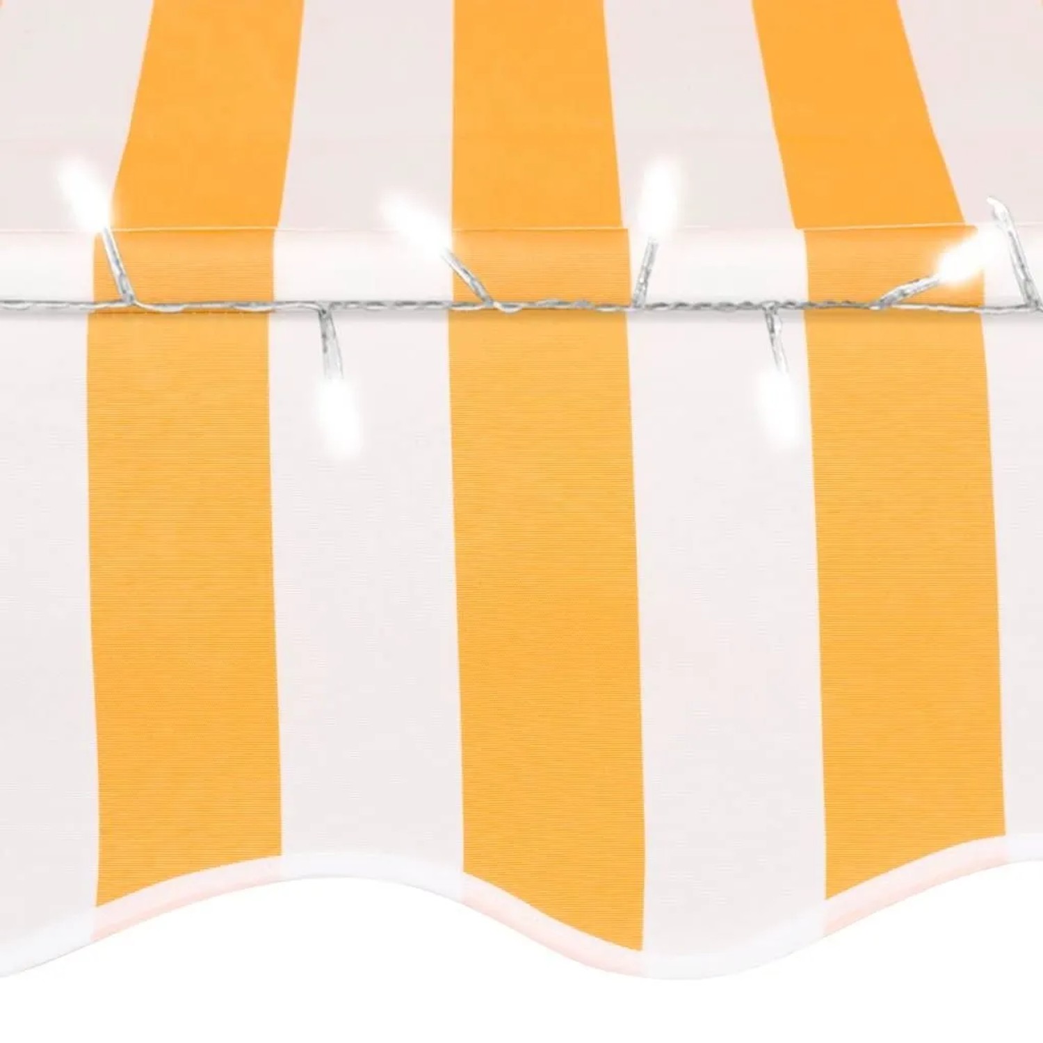 Orange-weiß gestreifte, einziehbare Markise mit LED-Beleuchtung und gewelltem Saum. Handbetrieben für Balkon oder Terrasse.