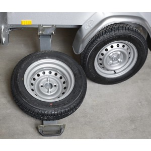 Stema Ersatzradhalter ausziehbar montiert unter einem Autoanhänger mit Ersatzrad.