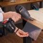 Steinel Akku-Heißluftgebläse MobileHeat 1 im Einsatz mit Akku. Ideal zum Erhitzen von Kunststoff.