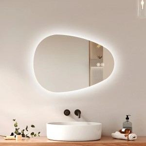 Asymmetrischer Emke LED Badspiegel 70x50 cm mit Anti-Beschlag und dimmbaren Lichtfarben.