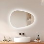 Asymmetrischer Emke LED Badspiegel 70x50 cm mit Anti-Beschlag und dimmbaren Lichtfarben.