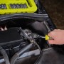 Ryobi Steckschlüssel-Set RHRS10PC im Einsatz am Auto, 9-teilig mit Ratsche und Nüssen in Transportbox.