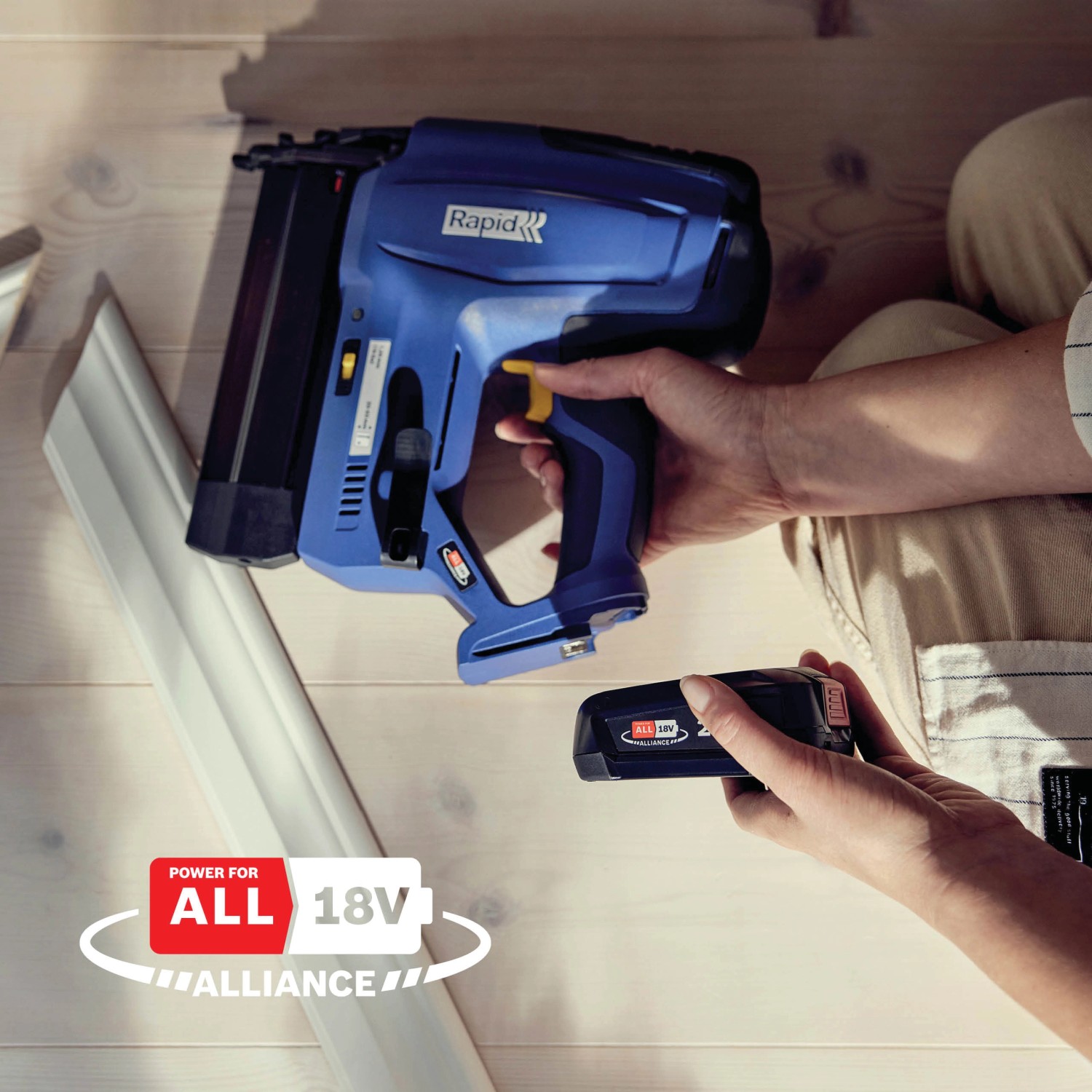 Rapid Akku-Nagler BNX50 18V mit Akku wird von Hand gehalten.