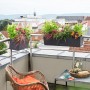 Lechuza Balconera Color 80, schiefergrauer Blumenkasten mit Bepflanzung auf einem Balkon.
