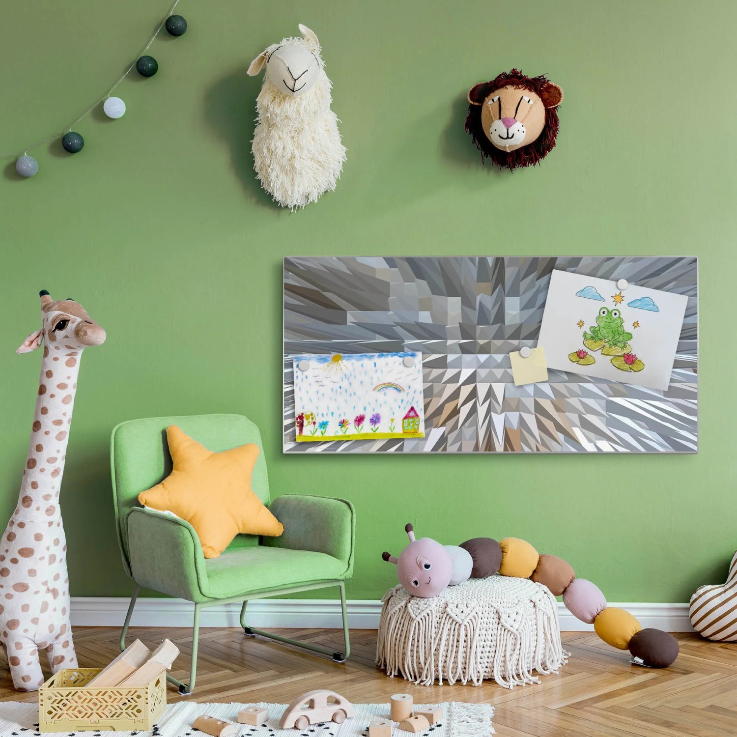 Silberne Magnettafel 78x37cm mit Dornen Motiv als Wanddeko im Kinderzimmer mit Zeichnungen.