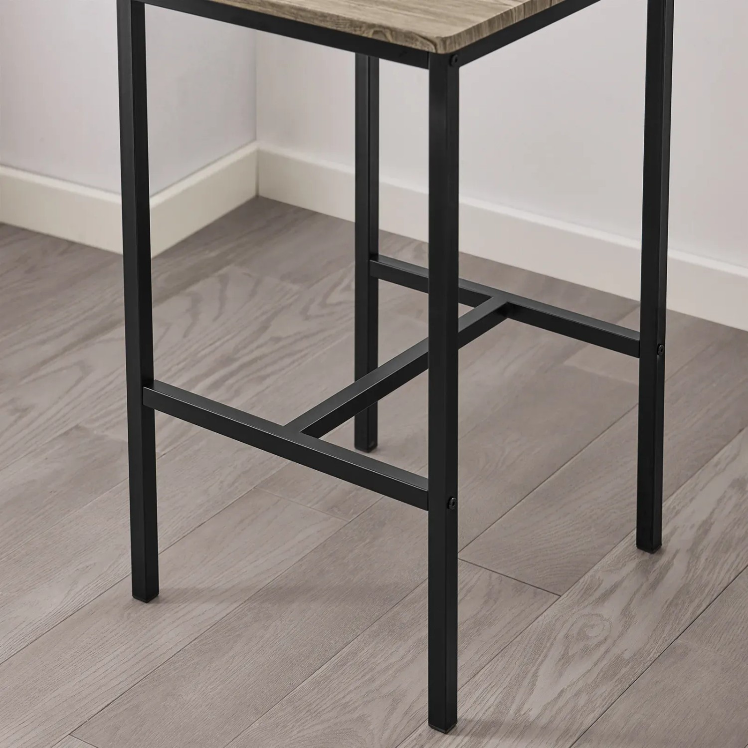 Detailaufnahme Bartisch-Set: Barhocker mit Holz-Sitzfläche und schwarzem Metallgestell.