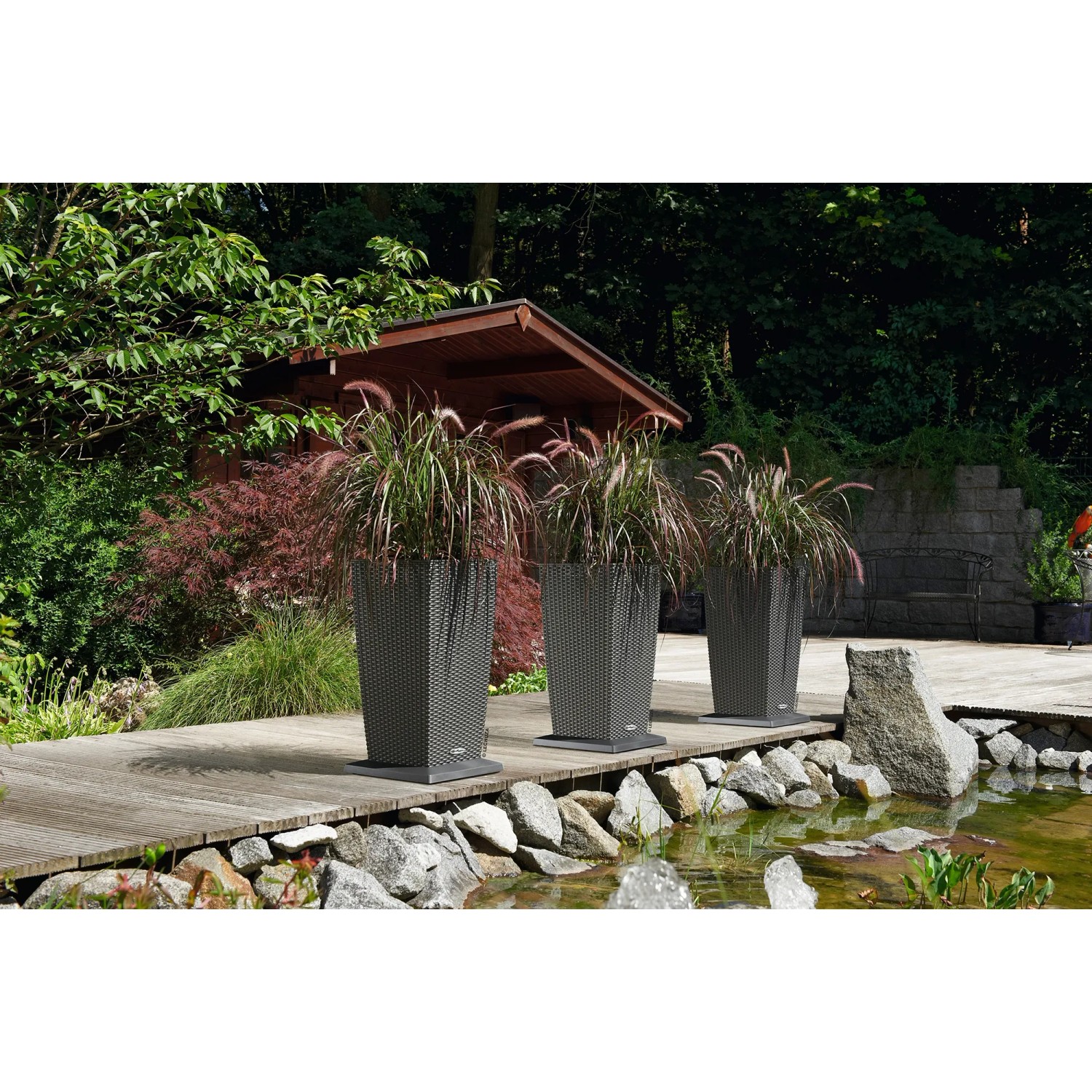 Lechuza Cubico Cottage 30 Pflanzkübel in Granit-Optik, 30x30cm, mit Bepflanzung im Außenbereich.