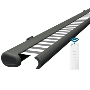 Elektrische Kassettenmarkise in Basaltgrau mit grau-weißem Tuch und Fernbedienung.