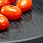 Fackelmann Bratpfanne Statement 28 cm mit Wabenboden und Tomaten.