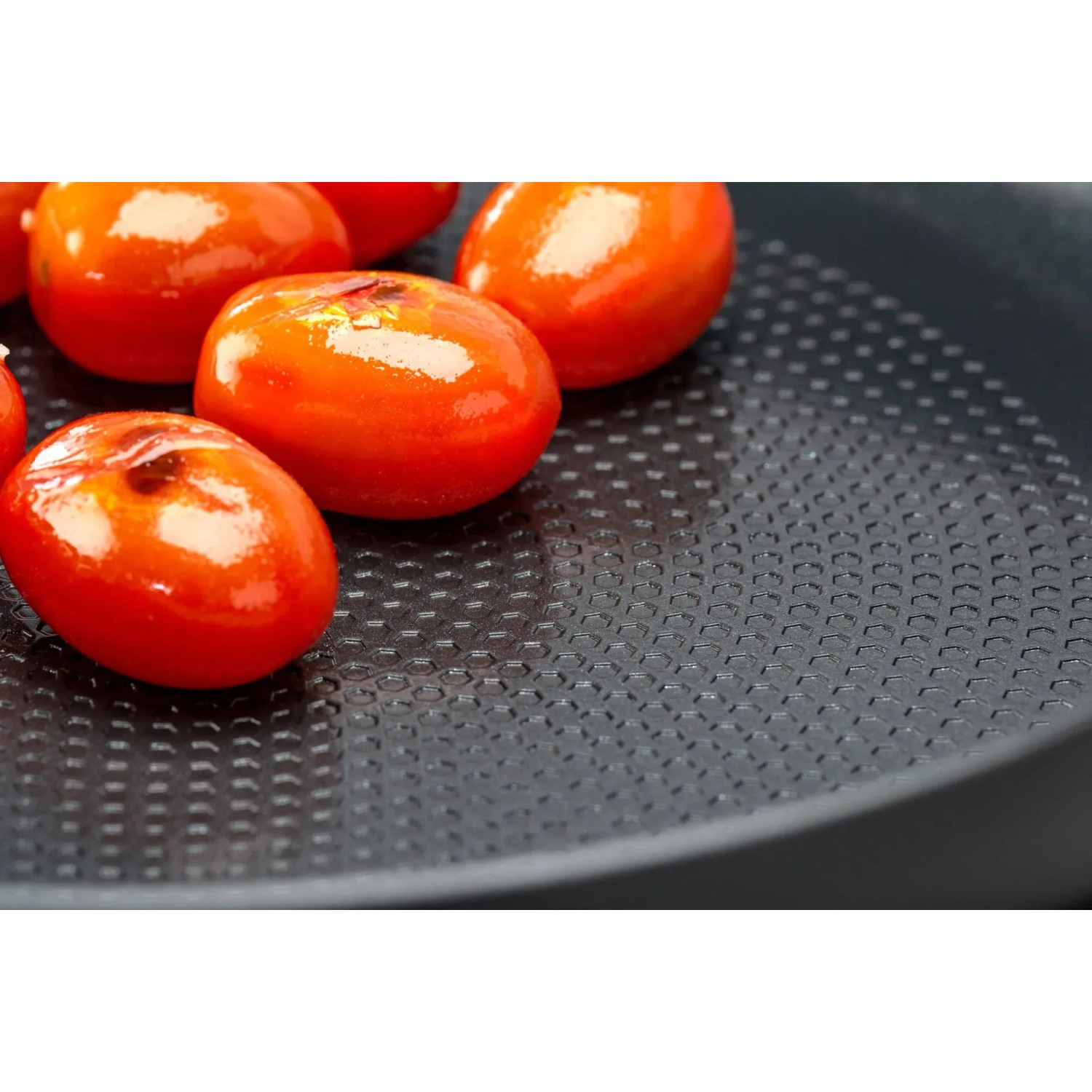 Fackelmann Bratpfanne Statement 28 cm mit Wabenboden und Tomaten.