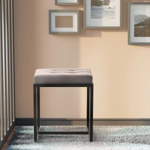 Dunkelgrauer CLP Sitzhocker Barci aus Stoff mit Steppmuster und schwarzem Metallgestell.