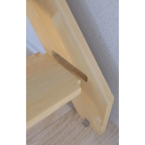 Detailaufnahme einer StarWood Fichte Treppe mit Holz-Edelstahl-Geländer (links).