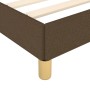 Detailansicht: Dunkelbraunes Stoff-Bettgestell 200x200 cm mit Holzlattenrost und goldenen Füßen.