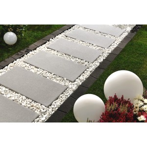 Graue Kann Terrassenplatten Casavera Maxx, 80x40 cm, kugelgestrahlt, als Gartenweg verlegt.