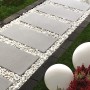 Graue Kann Terrassenplatten Casavera Maxx, 80x40 cm, kugelgestrahlt, als Gartenweg verlegt.