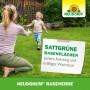 Mutter und Kind auf sattgrünem Rasen, Neudorff NeudoHum Rasenerde für sicheres Wachstum.