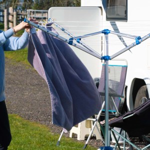 Mobile Camping Wäschespinne aus Alu, klappbar, mit Handtuch. Ideal für Reise & Wohnwagen.