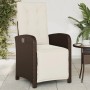 Brauner Poly Rattan Gartensessel mit cremeweißen Kissen, verstellbarer Rückenlehne und Fußteil auf der Terrasse.
