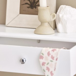 Detailaufnahme: Weißer SoBuy Wandschrank FRG43-W mit Schublade und Deko.