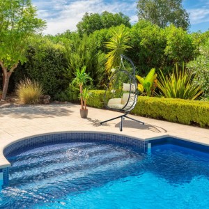 Wiltec Hängesessel mit Gestell, Polyrattan-Korbsessel mit Kissen im Garten.