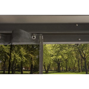 Detailaufnahme Moskitonetz am anthrazitfarbenen Sojag Aluminium Pavillon Messina.