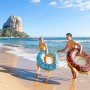 Bestway Schwimmringe Donut (2-fach sortiert) am Strand. Badespaß für Kinder ab 12 Jahren.