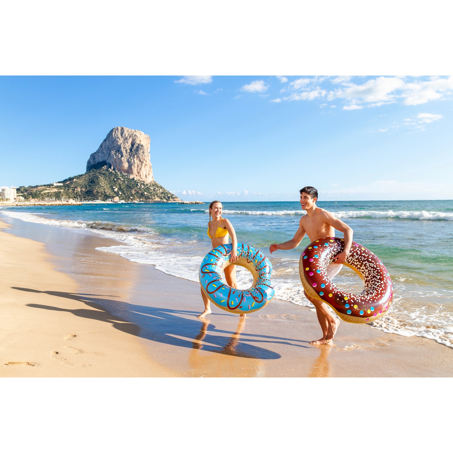 Bestway Schwimmringe Donut (2-fach sortiert) am Strand. Badespaß für Kinder ab 12 Jahren.