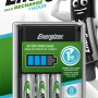 Energizer Schnell-Ladegerät mit 4 AA Akkus. Ladegerät mit Akkuanzeige in Verpackung.
