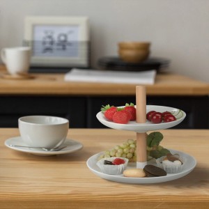 Weiße, 2-stöckige Relaxdays Etagere aus Kunststoff und Holz (19x21cm) mit Gebäck und Obst.
