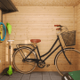 Innenansicht Timbela Holz-Gartenhaus M310C: Fahrrad, Gartengeräte, Holzverkleidung.