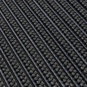 Schwarze Karat Fußmatte Power Brush mit Bürsten, 40x60 cm, für Innen- und Außenbereiche.