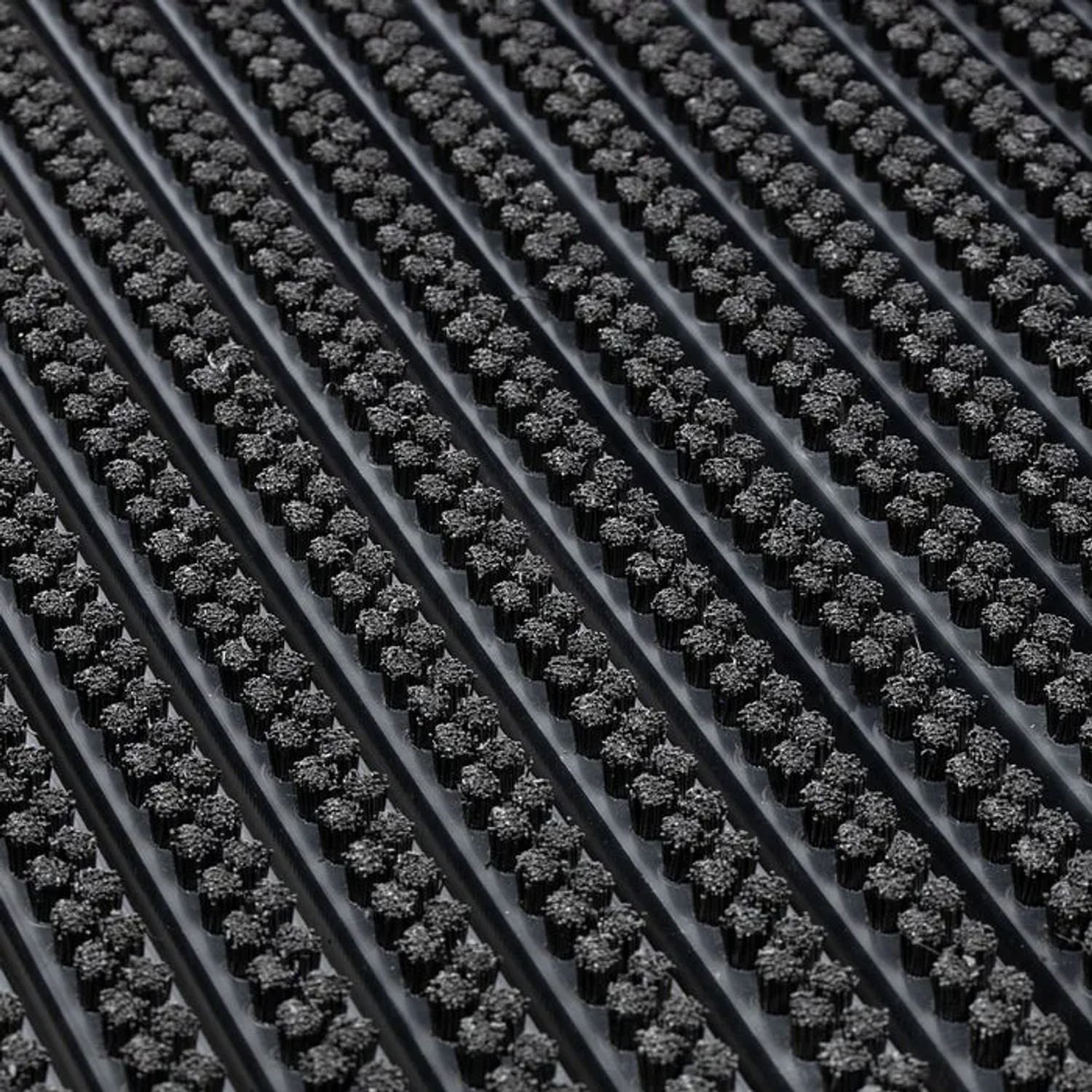 Schwarze Karat Fußmatte Power Brush mit Bürsten, 40x60 cm, für Innen- und Außenbereiche.