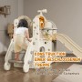 Kind klettert auf cremeweiße AIYAPLAY Kinderrutsche aus Kunststoff mit geschlossener Treppe, Basketballkorb und Teleskop.