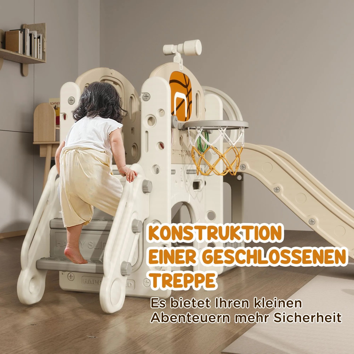 Kind klettert auf cremeweiße AIYAPLAY Kinderrutsche aus Kunststoff mit geschlossener Treppe, Basketballkorb und Teleskop.